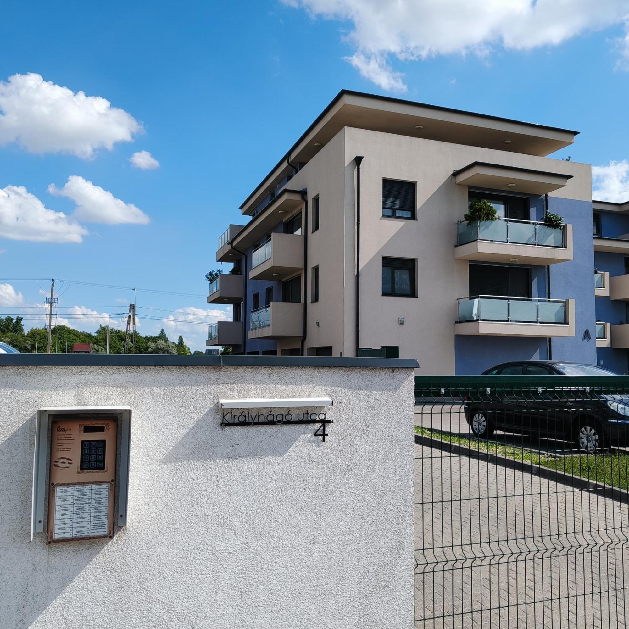 Pe-Ki Lux Apartman Székesfehérvár Exteriör bild